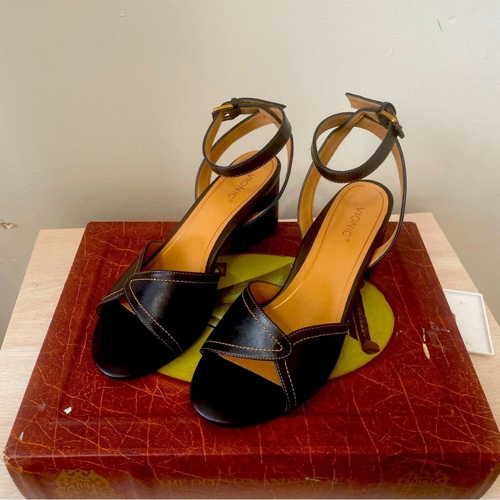Vionic women’s shoes size 10